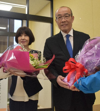 輪島市長選で無投票再選を決め花束を受け取る坂口茂氏（右）と妻の文江さん＝石川県輪島市で、中尾卓英撮影