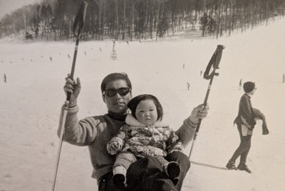 長女の隆子さんと写真に写る深沢定実さん＝橋本隆子さん提供
