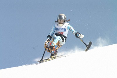 長野冬季パラリンピックのアルペン（チェアスキー）女子滑降で金メダルを獲得した大日方邦子さん＝志賀高原で1998年、橋本政明撮影