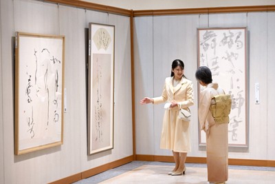 「第57回現代女流書展」を鑑賞される天皇、皇后両陛下の長女愛子さま＝東京都中央区の日本橋高島屋で2026年3月2日午前9時32分、平川義之撮影