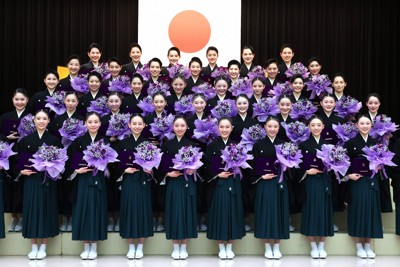 卒業式を終え、花束を手に記念撮影に納まる宝塚音楽学校の卒業生＝兵庫県宝塚市で2026年3月2日午前11時37分、梅田麻衣子撮影