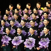 卒業式を終え、花束を手に記念撮影に納まる宝塚音楽学校の卒業生＝兵庫県宝塚市で2026年3月2日午前11時35分、梅田麻衣子撮影