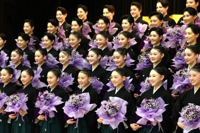 卒業式を終え、花束を手に記念撮影に納まる宝塚音楽学校の卒業生＝兵庫県宝塚市で2026年3月2日午前11時35分、梅田麻衣子撮影