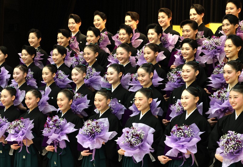 卒業式を終え、花束を手に記念撮影に納まる宝塚音楽学校の卒業生＝兵庫県宝塚市で2026年3月2日午前11時35分、梅田麻衣子撮影
