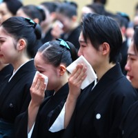 卒業式で涙を流す宝塚音楽学校の112期生＝兵庫県宝塚市で2026年3月2日午前11時6分、梅田麻衣子撮影