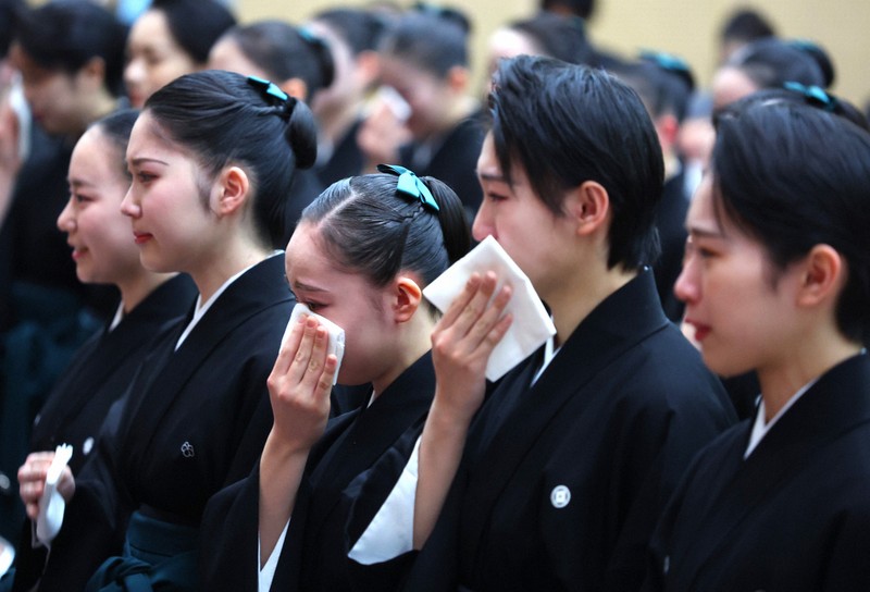 卒業式で涙を流す宝塚音楽学校の112期生＝兵庫県宝塚市で2026年3月2日午前11時6分、梅田麻衣子撮影