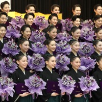 卒業式を終え、花束を手に記念撮影に納まる宝塚音楽学校の卒業生＝兵庫県宝塚市で2026年3月2日午前11時35分、梅田麻衣子撮影