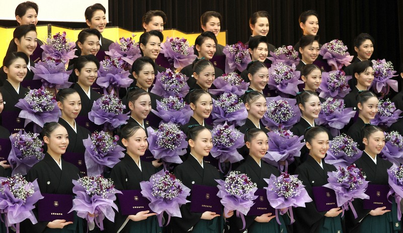 卒業式を終え、花束を手に記念撮影に納まる宝塚音楽学校の卒業生＝兵庫県宝塚市で2026年3月2日午前11時35分、梅田麻衣子撮影