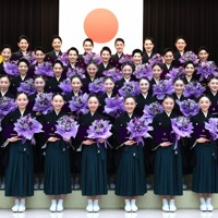 卒業式を終え、花束を手に記念撮影に納まる宝塚音楽学校の卒業生＝兵庫県宝塚市で2026年3月2日午前11時37分、梅田麻衣子撮影
