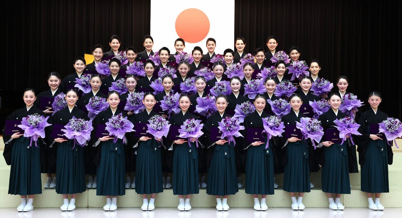 卒業式を終え、花束を手に記念撮影に納まる宝塚音楽学校の卒業生＝兵庫県宝塚市で2026年3月2日午前11時37分、梅田麻衣子撮影