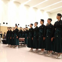 卒業式で答辞を読む卒業生総代の国宗美花さん（左端）＝兵庫県宝塚市で2026年3月2日午前11時2分、梅田麻衣子撮影