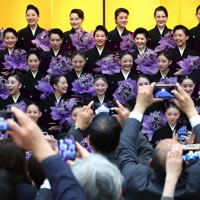 卒業式を終え、花束を手に記念撮影に納まる宝塚音楽学校の卒業生＝兵庫県宝塚市で2026年3月2日午前11時38分、梅田麻衣子撮影
