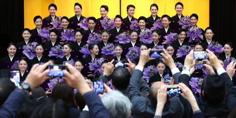 卒業式を終え、花束を手に記念撮影に納まる宝塚音楽学校の卒業生＝兵庫県宝塚市で2026年3月2日午前11時38分、梅田麻衣子撮影