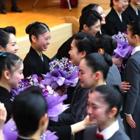 卒業式で在校生にブーケを渡され、涙を流す宝塚音楽学校の112期生＝兵庫県宝塚市で2026年3月2日午前11時20分、梅田麻衣子撮影