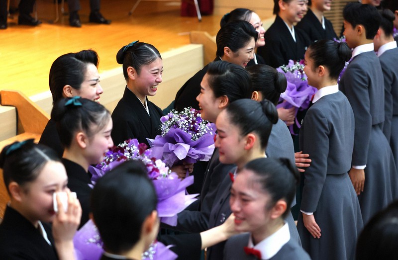 卒業式で在校生にブーケを渡され、涙を流す宝塚音楽学校の112期生＝兵庫県宝塚市で2026年3月2日午前11時20分、梅田麻衣子撮影