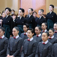 入場する宝塚音楽学校の卒業生＝兵庫県宝塚市で2026年3月2日午前10時、梅田麻衣子撮影