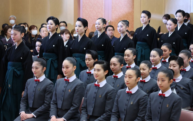 入場する宝塚音楽学校の卒業生＝兵庫県宝塚市で2026年3月2日午前10時、梅田麻衣子撮影