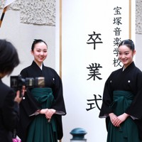 卒業式前に記念撮影をする宝塚音楽学校の卒業生＝兵庫県宝塚市で2026年3月2日午前8時16分、梅田麻衣子撮影