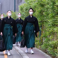 卒業式に向かう宝塚音楽学校の卒業生＝兵庫県宝塚市で2026年3月2日午前8時14分、梅田麻衣子撮影