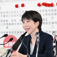 自民党開票センターで取材に応じる高市早苗首相＝東京都千代田区で2026年2月8日午後10時20分、平田明浩撮影