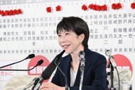 自民党開票センターで取材に応じる高市早苗首相＝東京都千代田区で2026年2月8日午後10時20分、平田明浩撮影