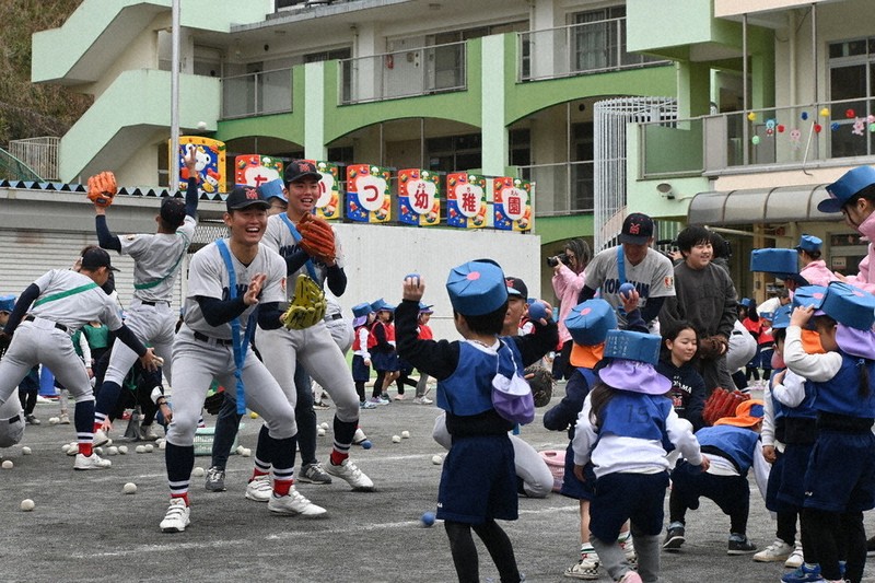 春に駆ける'26センバツ横浜：園児と遊び、元気充電 選手20人ら野球