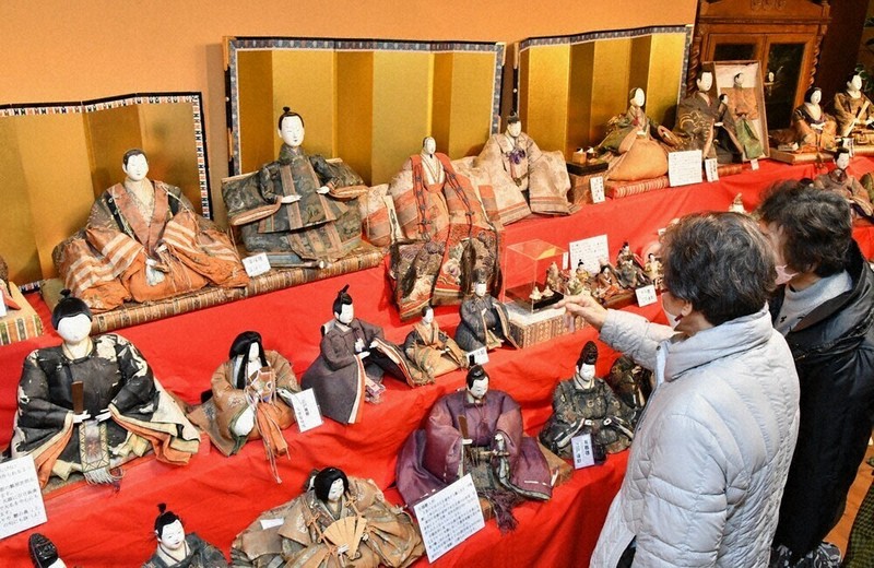 個性的な顔、見比べて 江戸期の雛人形展示 城崎温泉 ／兵庫 | 毎日新聞