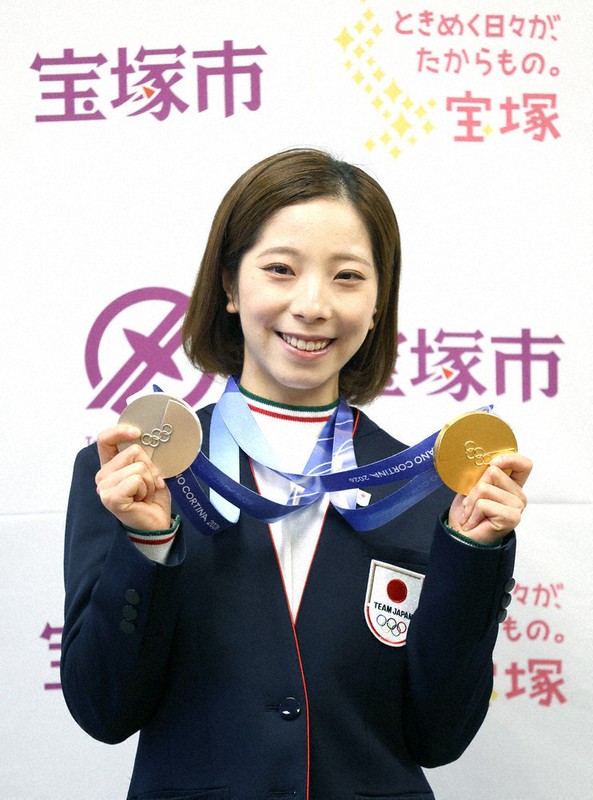 二つのメダルを手に笑顔を見せる三浦璃来選手＝宝塚市で、梅田麻衣子撮影