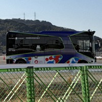 EVモーターズ・ジャパンの本社敷地内で実験走行する車両＝北九州市若松区で2026年2月18日午後3時19分、橋本勝利撮影