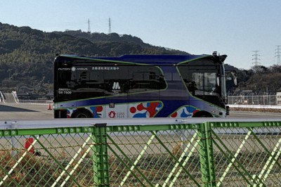 EVモーターズ・ジャパンの本社敷地内で実験走行する車両＝北九州市若松区で2026年2月18日午後3時19分、橋本勝利撮影