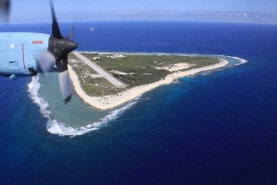 太平洋に浮かぶ日本最東端の島・南鳥島＝航空自衛隊C130輸送機から2012年11月21日午前11時39分、鈴木泰広撮影