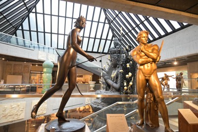 彫刻の奥に仏像が見える館内＝津市白山町佐田のルーブル彫刻美術館で2025年12月25日午前11時59分、長谷山寧音撮影