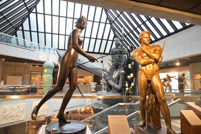探訪珍スポット：三重に「ルーブル」の姉妹館 ギリシャ彫刻の横に仏像