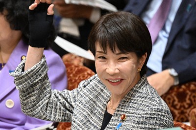 衆院予算委員会で中道改革連合・落合貴之氏の質問に挙手する高市早苗首相＝国会内で2026年3月3日午前10時44分、平田明浩撮影