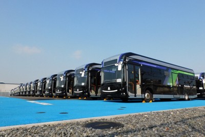 大阪メトロの駐車場に並ぶ万博で使用されたEVバス＝大阪市内で2026年2月12日、岡崎英遠撮影