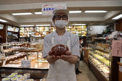 クリームパンをはじめ、定番商品から変わり種まで多彩なパンやケーキが並ぶ館山中村屋＝千葉県館山市で