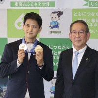 愛知県東海市役所を訪れ、花田勝重市長（右）と写真に納まる「りくりゅう」ペアの木原龍一選手