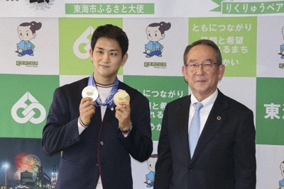 愛知県東海市役所を訪れ、花田勝重市長（右）と写真に納まる「りくりゅう」ペアの木原龍一選手