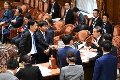 衆院予算委員会が片山さつき財務相が不在で再開され、委員長席に集まる与野党の理事ら＝国会内で2026年3月4日午後1時31分、平田明浩撮影