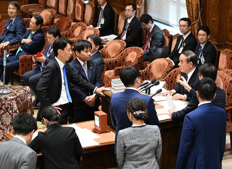 衆院予算委員会が片山さつき財務相が不在で再開され、委員長席に集まる与野党の理事ら＝国会内で2026年3月4日午後1時31分、平田明浩撮影