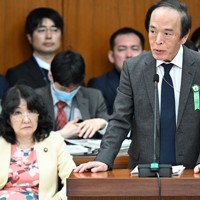 衆院財務金融委員会で答弁する日銀の植田和男総裁（右）。左奥は片山さつき財務相＝国会内で2026年3月4日午後1時46分、平田明浩撮影