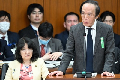 衆院財務金融委員会で答弁する日銀の植田和男総裁（右）。左奥は片山さつき財務相＝国会内で2026年3月4日午後1時46分、平田明浩撮影