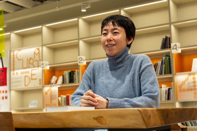 インタビューに答える韓国小説「僕の狂ったフェミ彼女」の作者、ミン・ジヒョンさん＝ソウルで2026年2月19日（本人提供）