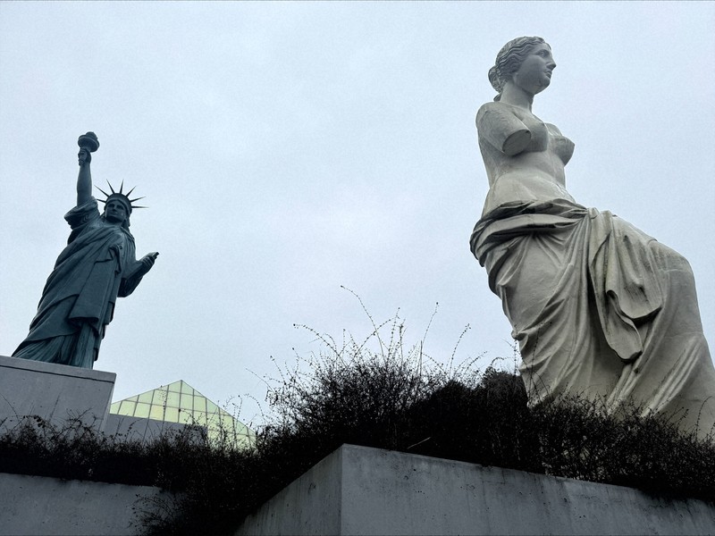 探訪珍スポット：三重に「ルーブル」の姉妹館 ギリシャ彫刻の横に仏像