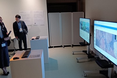 デモンストレーションの画面を見る大学関係者ら＝広島市安佐南区で2026年3月3日午後1時56分、宇城昇撮影