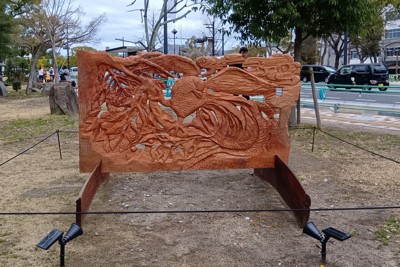 大川なずなさん「overlap　季の重なり」。ケヤキの一枚板の表裏にアオギリと鳳凰を彫った＝広島市中区で2026年2月28日午後0時10分、宇城昇撮影