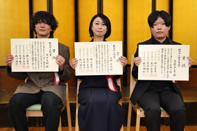 織田作之助賞を受賞した（左から）島口大樹さんと谷崎由依さん、青春賞に選ばれた高橋菜々実さん＝大阪市中央区で2026年3月4日、三村政司撮影