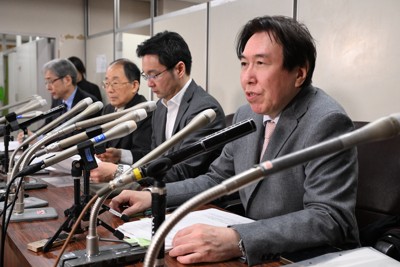 世界平和統一家庭連合（旧統一教会）の解散を命じた東京高裁決定を受け、記者会見する全国霊感商法対策弁護士連絡会の紀藤正樹弁護士（右端）ら＝東京都千代田区で2026年3月4日午後1時56分、西夏生撮影