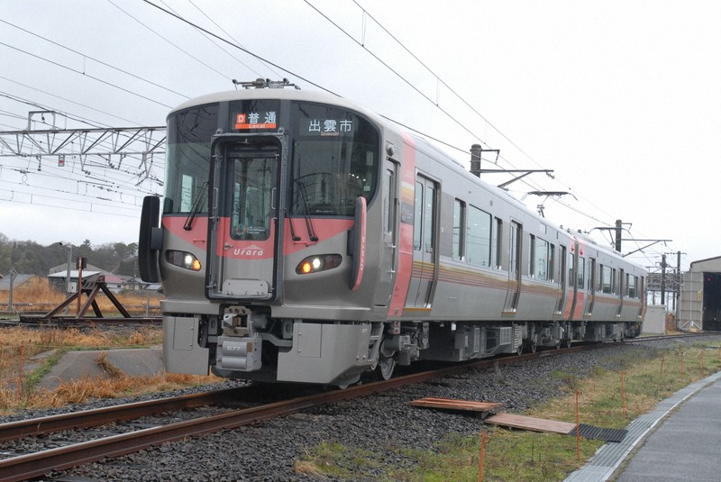 Urara」公開、山陰エリア23年ぶり新列車 桃と太陽イメージ | 毎日新聞