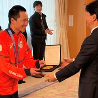 伊原木隆太知事（右）から岡山県民栄誉賞の記念品を受け取る木村葵来選手＝岡山市北区で2026年3月4日午前9時1分、平本泰章撮影